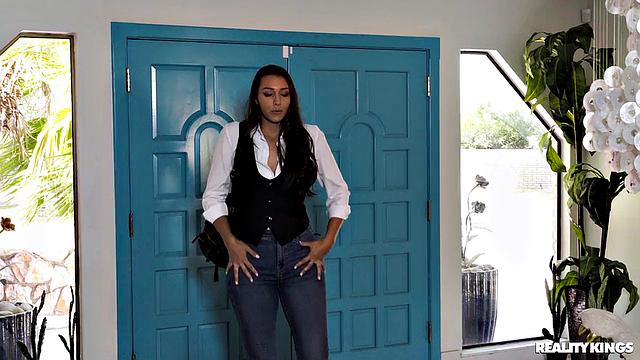 Hot Babe Catches Girlfriend Camming