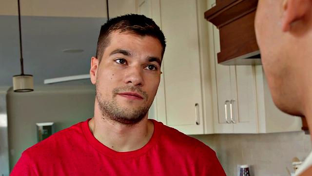 латинский качок глубоко сосёт и получает порцию спермы без резинки