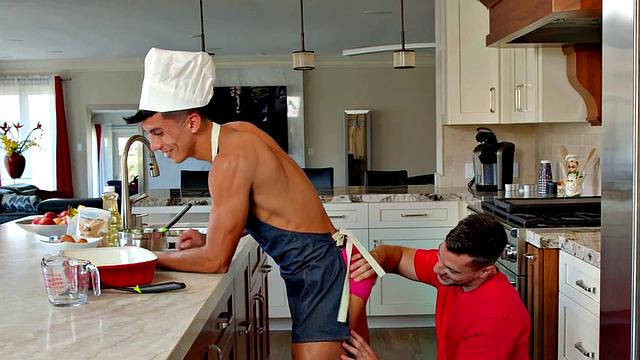 латинский качок глубоко сосёт и получает порцию спермы без резинки