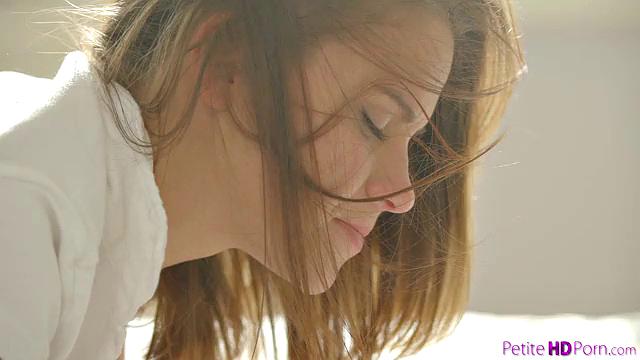 брюнетка эмма браун сосёт и трахается жёстко в кровати