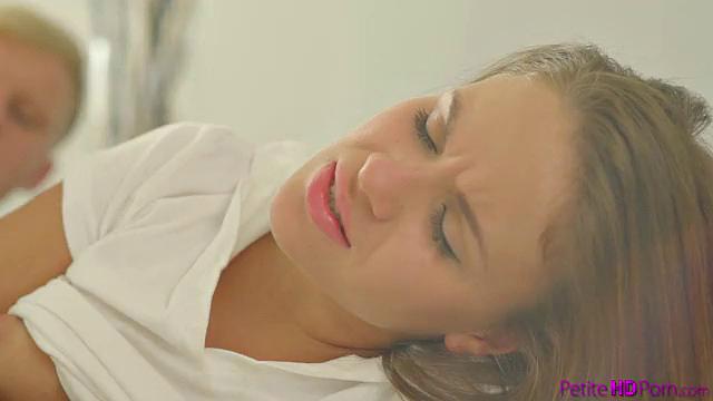 брюнетка эмма браун сосёт и трахается жёстко в кровати