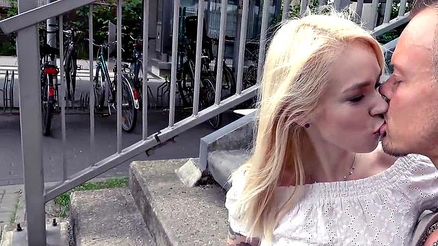 татуированная немка трахается на улице в pov и кайфует