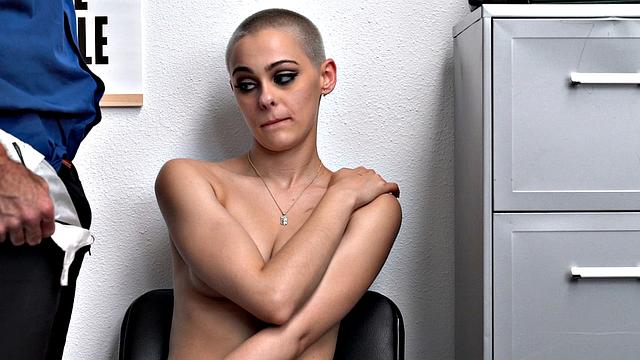 блондинка в офисе соблазняет охранника после поимки