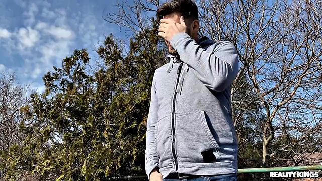 Татуированная блондинка Alexxa Vice соблазняет бородатого красавца в машине и получает кремпай от Kristof Cale на глазах у подруги