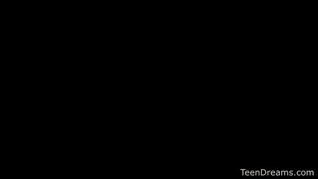 TeenDreams - Кира в голубом стрингах играет со стеклянным дилдо