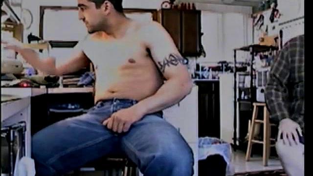 Взрослый парень дрочит Зака и доводит до оргазма, гей-сцена.