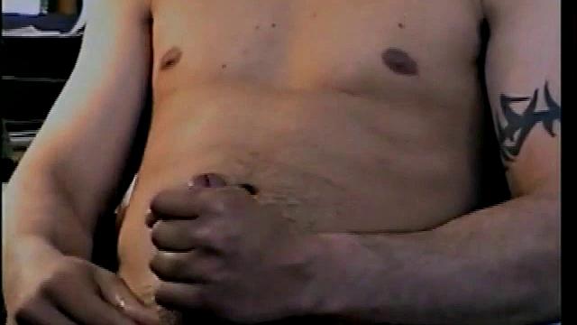 Взрослый парень дрочит Зака и доводит до оргазма, гей-сцена.