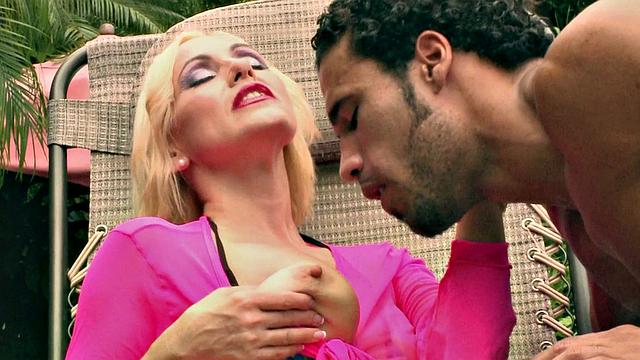 ракуэль трахается в жопу с парнем у бассейна