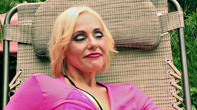 ракуэль трахается в жопу с парнем у бассейна