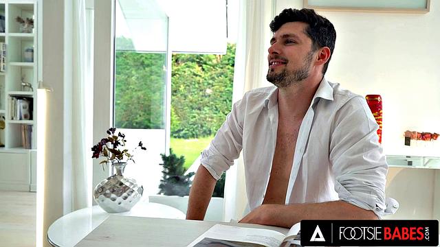 Шалина Девайн сосёт и облизывает пальцы ног перед жёсткой еблей с Кристофом Кейлом.