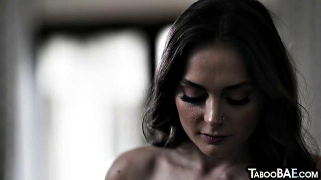 Волосатая любительница с натуральной грудью сосет и трахается с любовником на кровати.