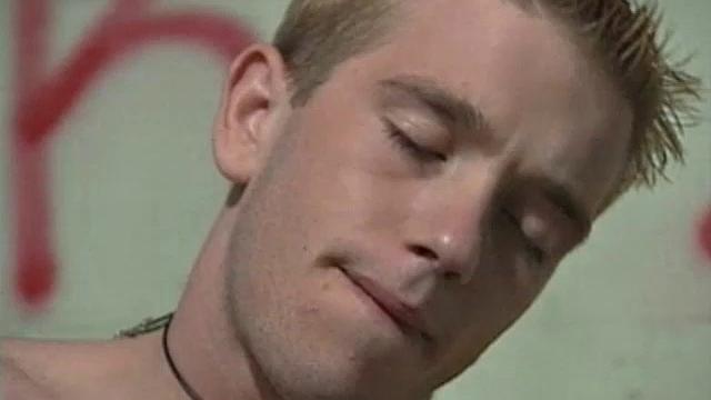 Кори Стивенс метит стены граффити и мощно кончает прямо в объектив