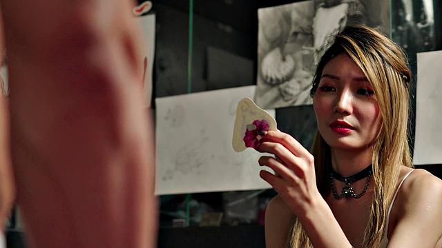 Сочная тату-мастерица Ли Чжиянь скачет на члене клиента и стонет от кайфа