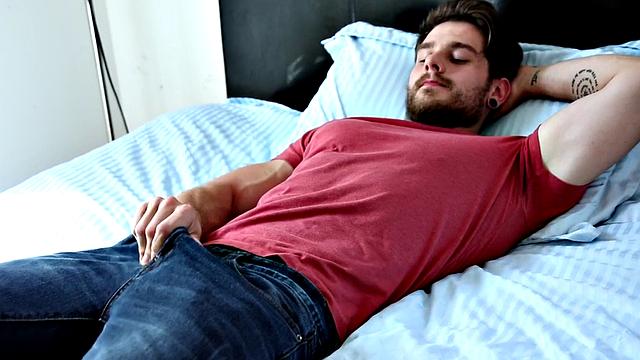 Smooth hunky amateur wanking in close-up for cumshot