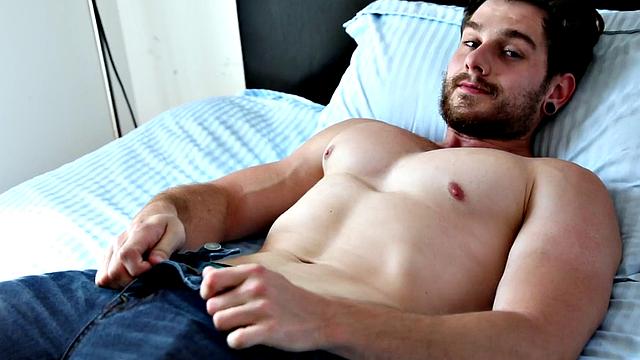 Smooth hunky amateur wanking in close-up for cumshot