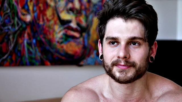 Smooth hunky amateur wanking in close-up for cumshot