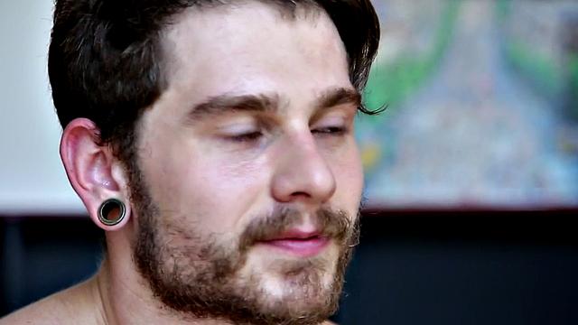 гладкий качок дрочит крупным планом и кончает на камеру