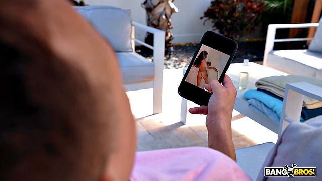 мачеха ловит на подглядывании и учит не стесняться