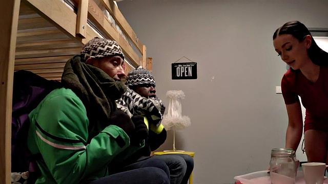 брюнетка на хостеле получает два члена и всё внимание к себе