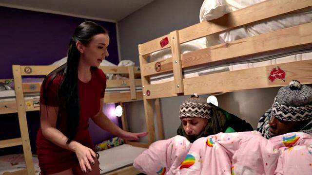 брюнетка на хостеле получает два члена и всё внимание к себе