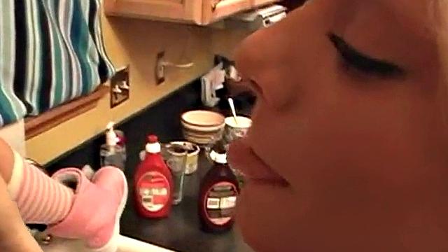 две подруги трутся шоколадом и ржут на кухне