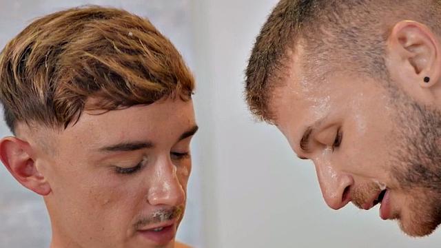 качок трахается без гондона с татуированным и кончает ему на лицо