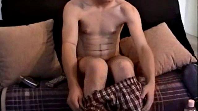 Смотри, как Кейси дрочит свой здоровенный член