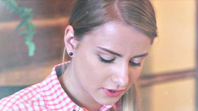 блондинка раздевается и дрочит перед камерой