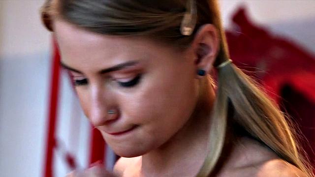 блондинка раздевается и дрочит перед камерой