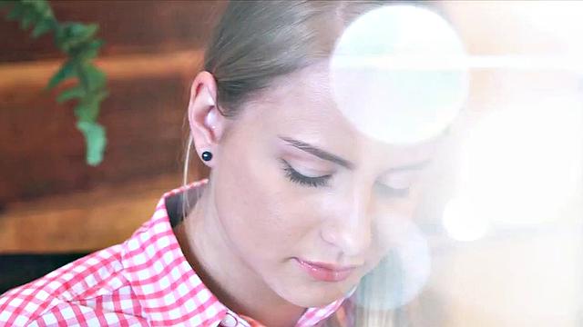 блондинка раздевается и дрочит перед камерой