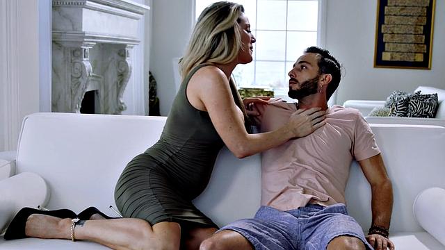 Curvy MILF deepthroats