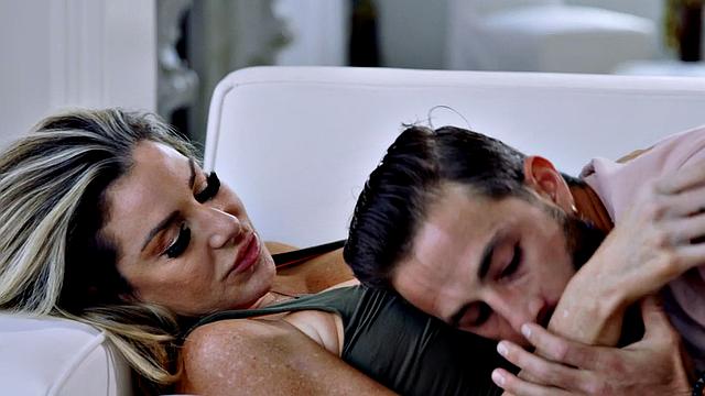 Curvy MILF deepthroats