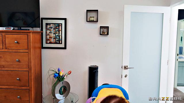 рыжая мачеха не выдержала - мощный bbc её пробивает прямо на диване