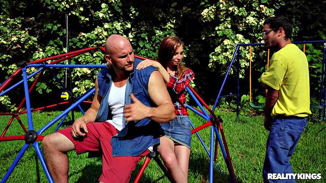 Ава Паркер изменяет парню с доминантным мачо в парке