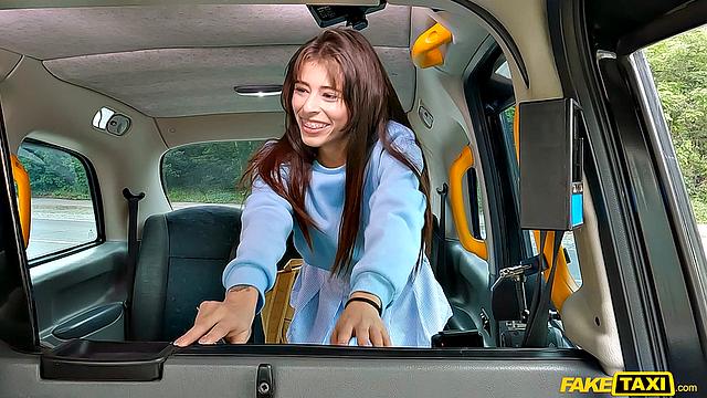 Колумбийка без денег, зато с жаждой секса в такси