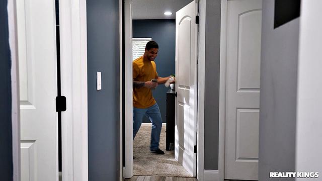 скайлар вокс мстит приколисту - жаркий секс в маске на кровати