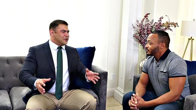 мускулистый черный трахает коллегу на кофейной паузе