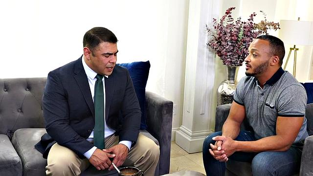 мускулистый черный трахает коллегу на кофейной паузе