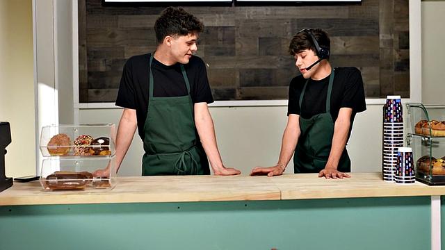 зрелый мужик трахается с горячим парнем без резинки