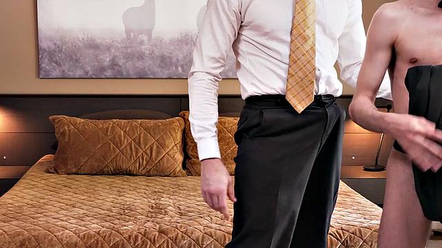 Худой парень жестко трахает на голую попку мускулистого друга