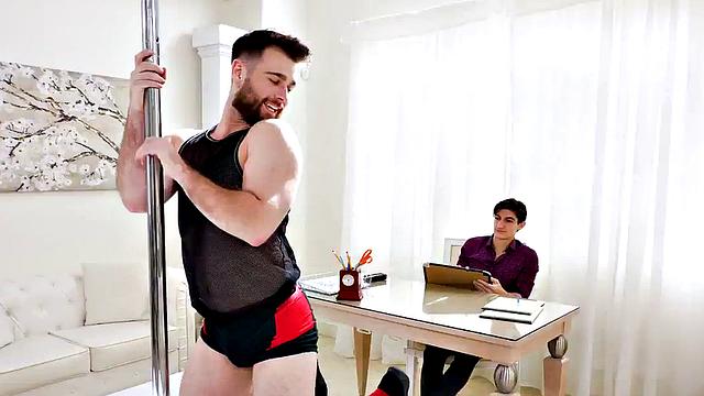 Стриптизёр в джокстрепе после номера получает фистинг и жёсткий трах