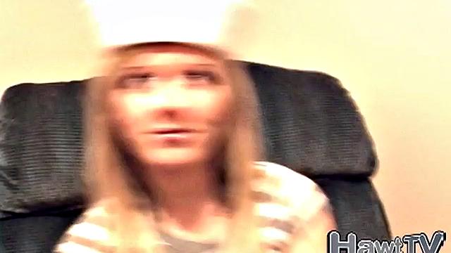 Лекси Лохан в костюме матроски дразнит сиськами и добивает парня до финиша в pov - взрослая игра, а не детский утренник!