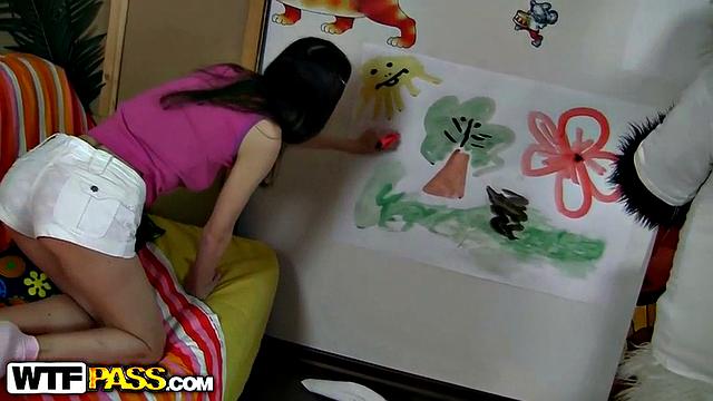 Парень жарит зрелую женщину на кровати в её комнате.