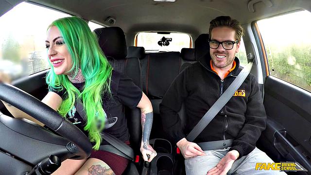 татуированная красотка скачет сверху и получает по-собачьи