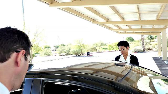 Шоколадная красотка устроила дикое шоу с инструктором по вождению