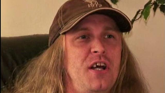 Ларри жестко дрочит и заливает руку спермой