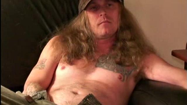 Ларри жестко дрочит и заливает руку спермой