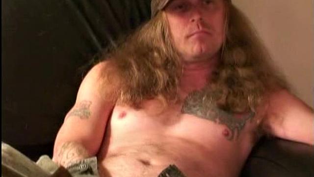 Ларри жестко дрочит и заливает руку спермой