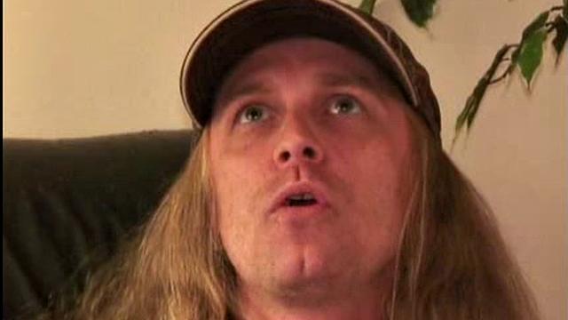 Ларри жестко дрочит и заливает руку спермой