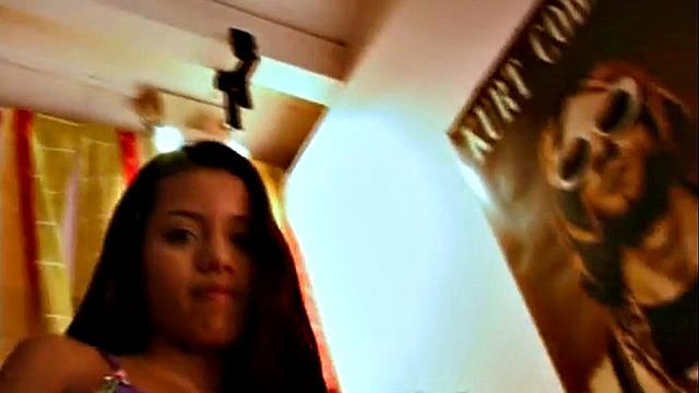 Маленькая Лупе натирает выбритую киску соло - лучше бы Пушкина читала